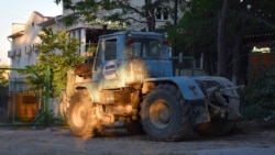 Брошенный трактор некой фирмы «ДорНИИ» на территории Исторического бульвара