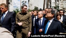 Președintele României Klaus Iohannis, președintele francez Emmanuel Macron, cancelarul german Olaf Scholz și premierul italian Mario Draghi vizitează Irpin, regiunea Kiev, 16 iunie 2022