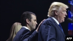 Трамп-молодший (в середині) під час виборчої кампанії батька у листопаді 2016 року.