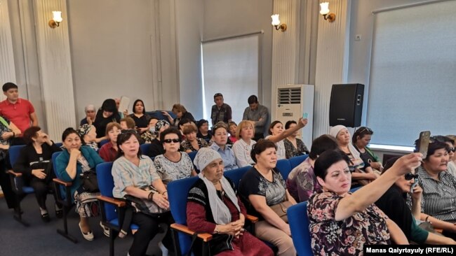 Дар Алмато сокинон аз ҳукумат "афви қарздорон"-ро талаб доранд