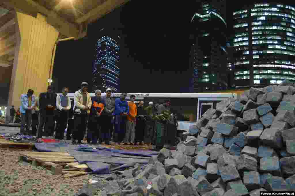 Tajik workers pray at a construction site. Moscow, 2007. Photo by Julia Vishnevetskaya.