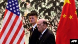 Ministrul american al comerțului Wilbur Ross la o întîlnire precedentă cu vicepremierul Liu He la Beijing în 2018. 
