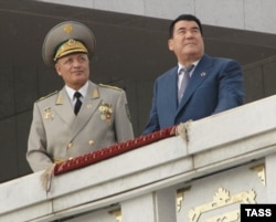 Первый президент Туркменистана Сапармурат Ниязов (справа) участвует в военном параде, посвященном 15-летию независимости. С ним министр обороны Агагельди Маметгельдиев. 29 октября 2006 года