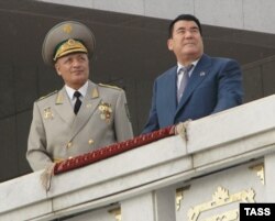 Первый президент Туркменистана Сапармурат Ниязов (справа) участвует в военном параде, посвященном 15-летию независимости. С ним министр обороны Агагельди Маметгельдиев. 29 октября 2006 года