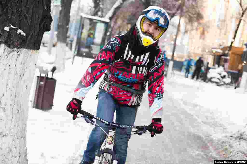 21-летний алматинец Азамат сказал, что велосипед на протяжении последних нескольких лет - основное его средство передвижения. Причем в любое время года.