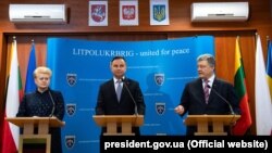 Справа наліво: президенти України, Польщі та Литви, Петро Порошенко, Анджей Дуда і Даля Ґрібаускайте. Цього дня вони зустрілися з особовим складом спільного українсько-польсько-литовського військового підрозділу «ЛитПолУкрбриг». Люблін, 22 лютого 2019 року