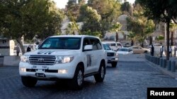 Konvoji i makinave të OKB-së me inspektorët e armatimit kimik duke u kthyer nga një kontroll në hotelin e tyre në Damask