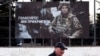 Білборд у місті Мар’їнці, що неподалік від окупованого російськими гібридними силами Донецька, 31 березня 2019 року 