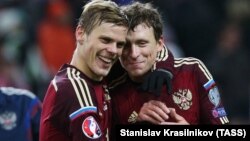 Russian footballers Aleksandr Kokorin (left) and Pavel Mamayev (file photo)