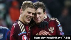 Russian soccer Aleksandr Kokorin (left) and Pavel Mamayev (file photo)