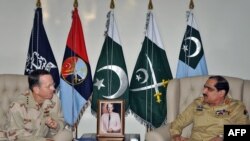 د امریکا د ګډو ځواکونو مشر مایک مولن له خپل پاکستاني سیال جنرال خالید شمیم وایي سره 