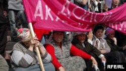 2005-жылы Аскар Акаевдин бийлигине каршы чыккандар. Бишкек