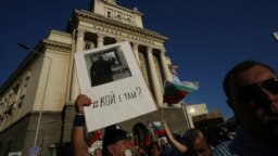 Продължилите месеци наред протести с искане за оставка на Бойко Борисов и Иван Гешев започнаха в деня, в който прокуратурата влезе в президенствтото, за да събира доказателства срещу двама съветници на Румен Радев.