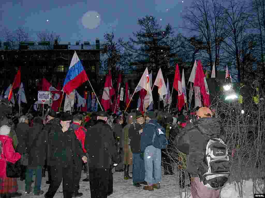 Участники "Марша несогласных" на митинге в саду им. Чернышевского.