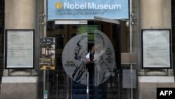 Glavni ulaz u Nobelov muzej na Švedskoj akademiji u Štokholmu