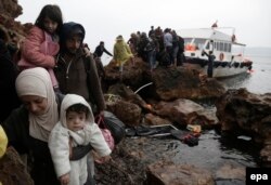 Түркиядан Грециянын Лесбос аралына деңиз аркылуу кемеде келген бозгундар. 11-октябрь