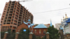 Строительство жилого дома вблизи православного храма в Инорсе (Фото: Яндекс.Панорамы)