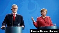 Президент України Петро Порошенко (л) і канцлер Німеччини Анґела Меркель, Берлін, 12 квітня 2019 року