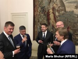 Після проведення першого Чесько-українського форуму в Празі зліва направо: Томаш Петршічек, міністр закордонних справ Чехії, Вадим Пристайко, міністр закордонних справ України, посол України в Чехії Євген Перебийніс, посол Чехії в Україні Радек Матула, один з організаторів форуму з боку України Геннадій Максак