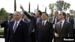 Gazagystanyň prezidenti Nursoltan Nazarbaýew (çepde), Hytaýyň prezidenti Hu Sintao (ortada) we Orsýetiň prezidenti Dmitriý Medwedew sammitiň öňüsyrasynda, 10-njy iýun.