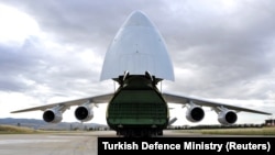 Российский самолет доставил С-400 на турецкую авиабазу, 12 июля 2019 года