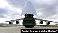 Pjesët e para të sistemit rus S-400 arrijnë në Turqi.