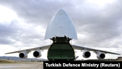 Российский самолет доставил С-400 на турецкую авиабазу, 12 июля 2019 года.