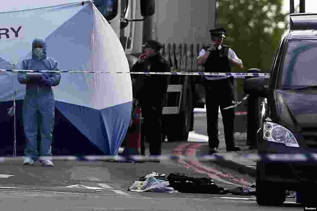 Полицейские исследуют место преступления: Вулвич, пригород Лондона, 22 мая 2013 г. Фото: REUTERS / Стефан Вермут