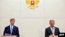 Pamje nga një takim i mëparshën ndërmjet John Kerryt (majtas) dhe Sergei Lavrovit
