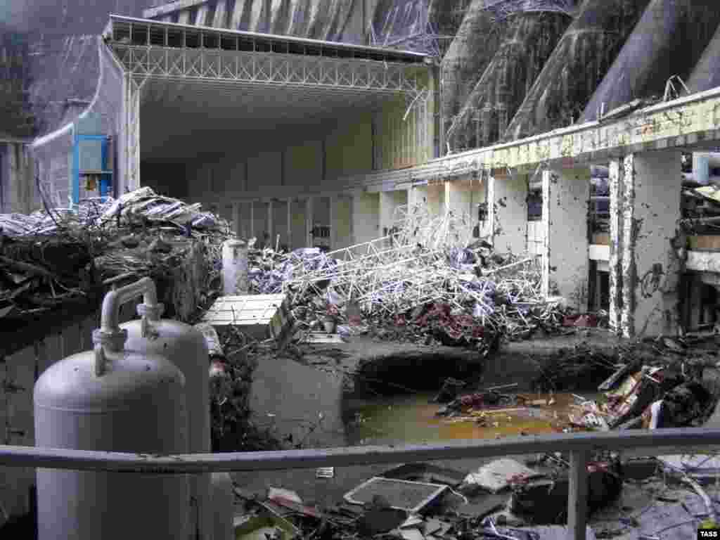 В результате аварии на Саяно-Шушенской ГЭС погибли 10 человек, 11 получили ранения и 30 числятся пропавшими без вести