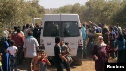 Внутрішні біженці в Сирії стоять у черзі по продуктову допомогу, архівне фото