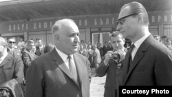Тодор Живков и Александър Дубчек на летището в Прага на 12 април 1968. Няколко месеца войските на Варшавския договор ще нахлуят в Чехословакия