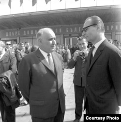 Александр Дубчек встречает Тодора Живкова в аэропорту Праги. Апрель 1968 года. Фото из архива БТА