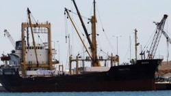 O imagine din iunie 2010 în care un cargo sub pavilion moldovenesc numit „Amalthea” este încărcat cu provizii în portul Lavrio, la aproximativ 60 de kilometri sud-est de Atena, Grecia.