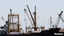 „Amalthea" în momentul încărcării navei în portul grecesc Lavrio