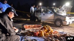 Пакистанские полицейские инспектируют заминированный автомобиль у дома экс-президента Первеза Мушаррафа. Исламабад, 23 апреля 2013 года. 