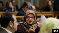 ستاد امر به معروف و نهی از منکر اصفهان از خانم خداکرمی به دلیل توئیتهایش درباره حجاب شکایت کرده بود