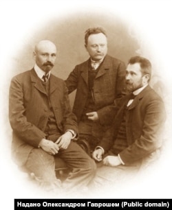 Зліва направо: Михайло Коцюбинський, Іван Франко та Володимир Гнатюк, 1905 рік
