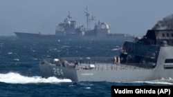 O navă americană părăsește portul Constanța după manevre militare în Marea Neagră, 16 martie 2015