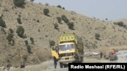 په غلام خان بندر کې ولاړه یوه لارۍ 