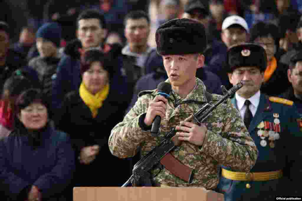 Подразделение кыргызстана. Вооружённые силы Кыргызстана. Киргиз в военной форме.