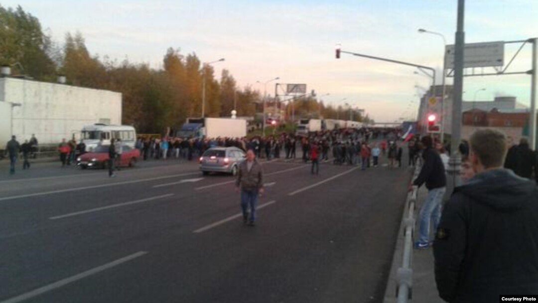 An amateur photo provided to RFE/RL's Russian Service from the scene of unrest in Biryulevo, on the outskirts of the capital on October 13.