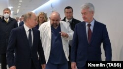 Главный врач больницы в Коммунарке Денис Проценко (в центре) сказал, что согласился войти в список "Единой России" после звонка президента
