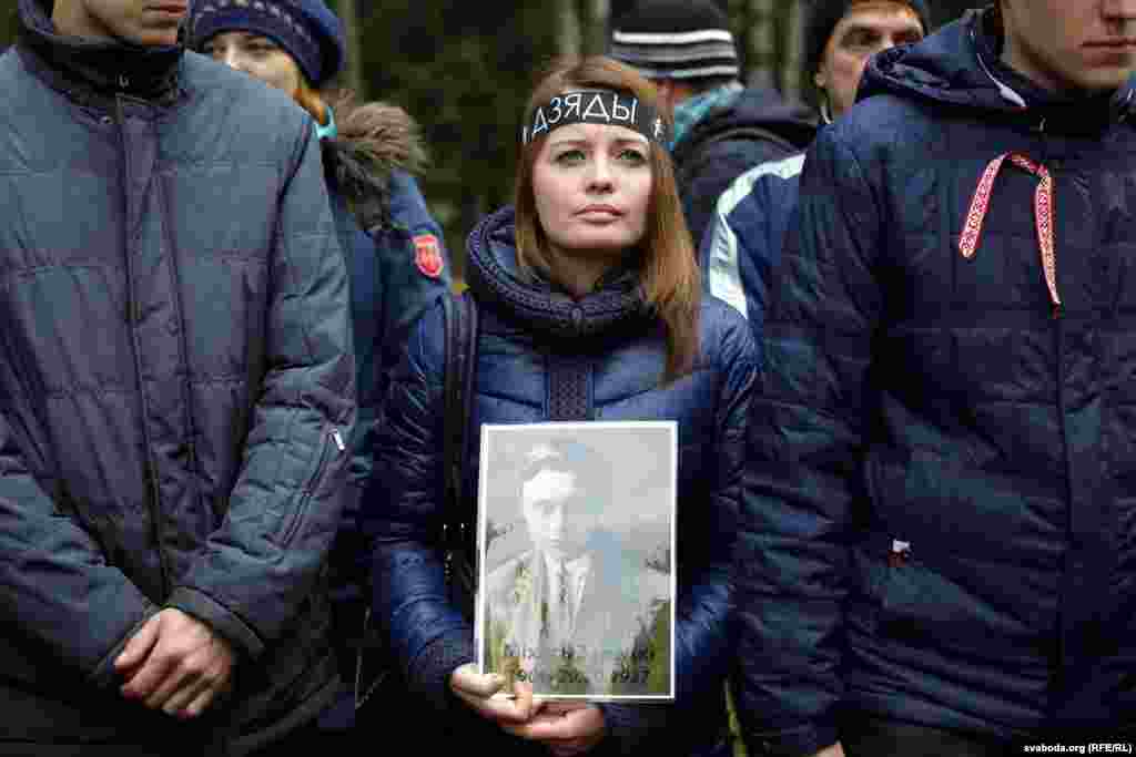 Удзельніца акцыі з&nbsp;партрэтам закатаванага ў&nbsp;1937 годзе пісьменьніка Міхася Зарэцкага 