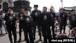 Группа активистов "Союза православных хоругвеносцев" помешала проведению молебна оппозиции. Москва, 29 апреля 2012 г