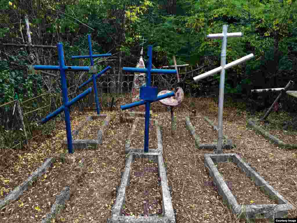 В Грозном есть несколько частных контор, которые берутся восстанавливать могилы и следить за порядком. Разумеется, не бесплатно &nbsp;