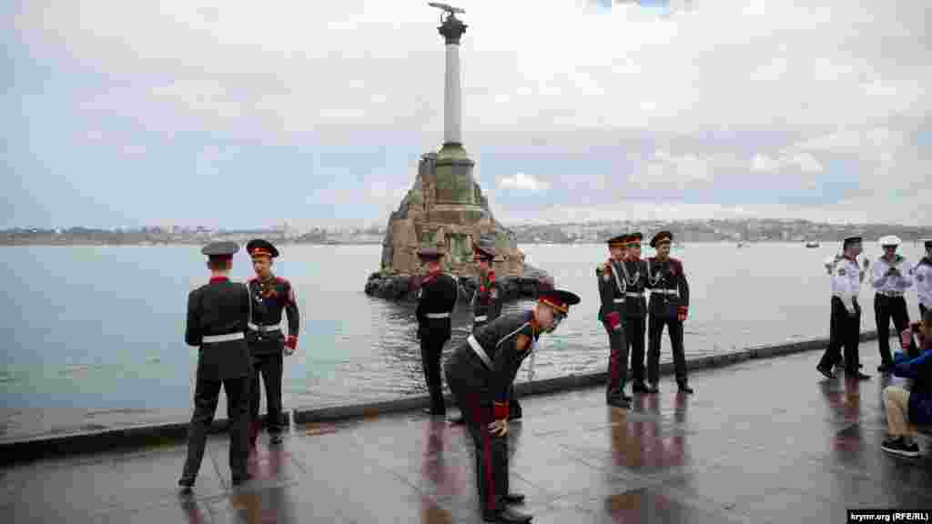 Кадеты фотографируются на фоне памятника затопленным кораблям