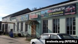 Паўсюль у горадзе прыватныя крамы й майстэрні