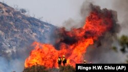 Izgorela vegetacija, vozila i kuće uništene su vatrom, a požari su do sada zahvatili najmanje 48.500 hektara u Kaliforniji.