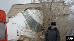 Милиционер на месте падения фрагмента грузового самолета, разбившегося недалеко от аэропорта Манас под Бишкеком. 16 января 2017 года.